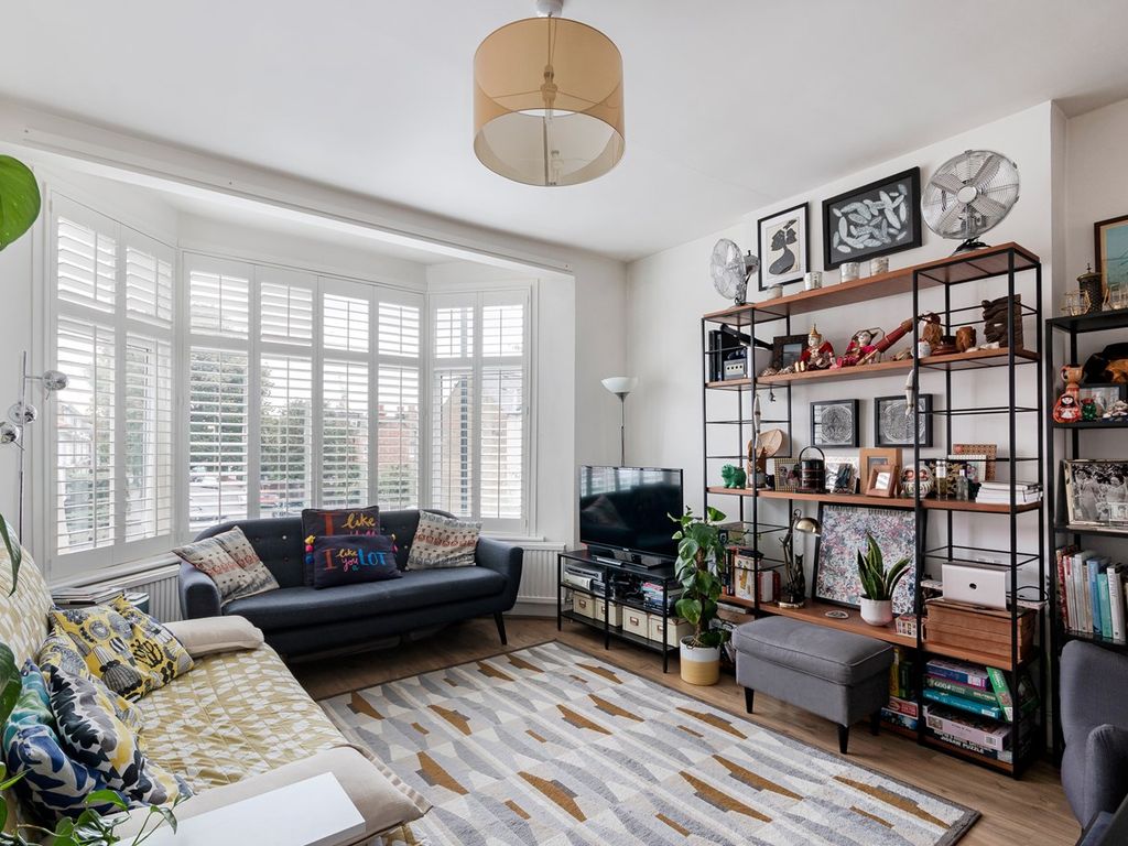 3 bed flat for sale in Southfield Road, Bedford Park Borders, Chiswick W4, £750,000
