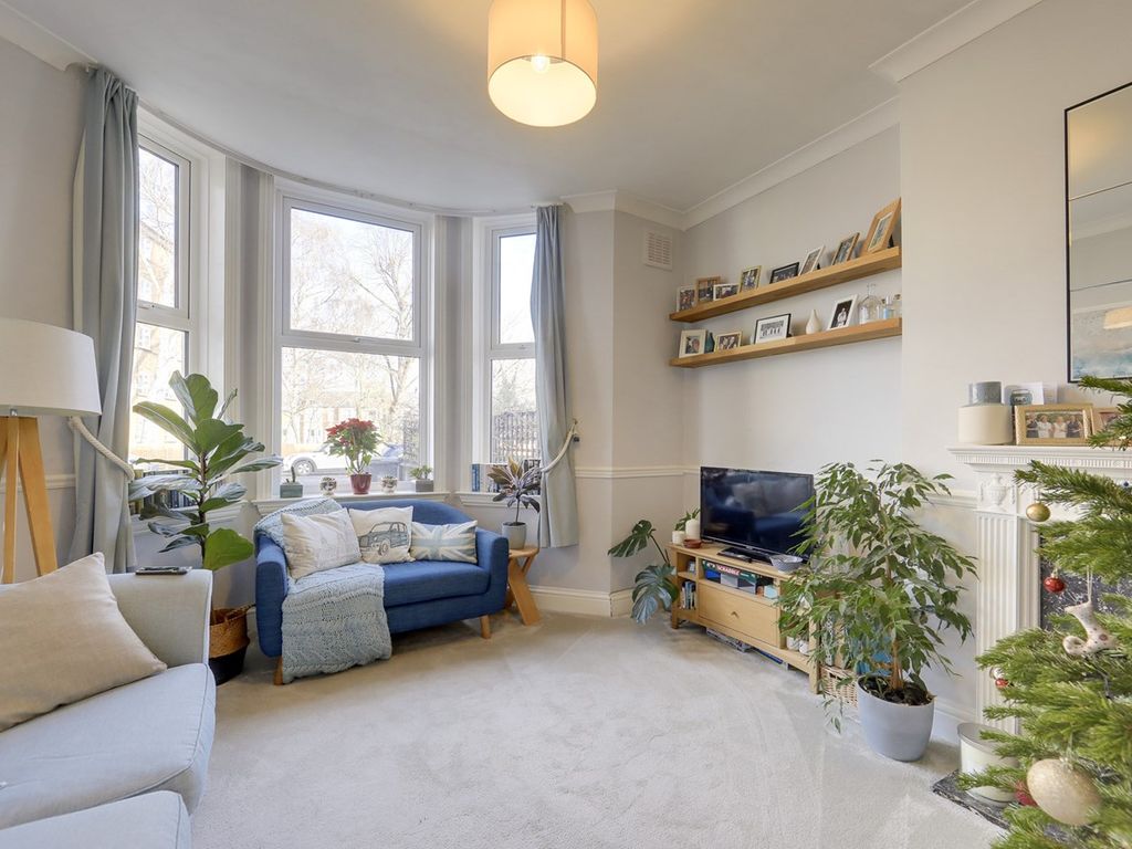 2 bed flat for sale in Hither Green Lane, Hither Green, London SE13, £425,000