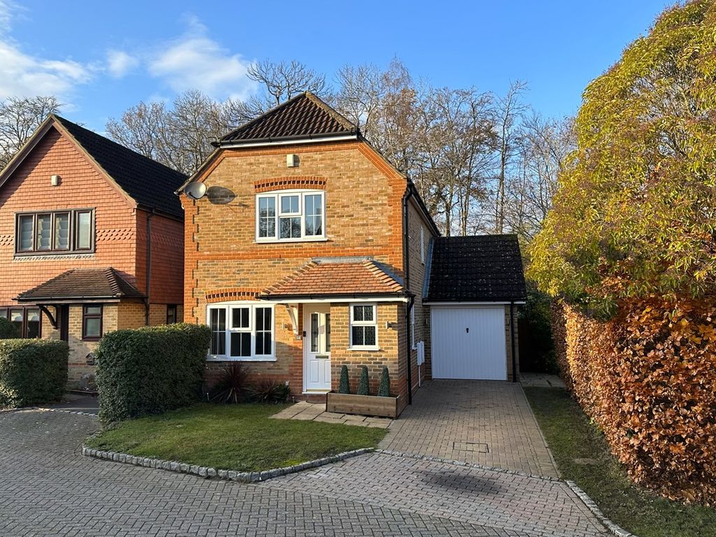 3 bed detached house for sale in Heywood Drive, Bagshot GU19, £550,000