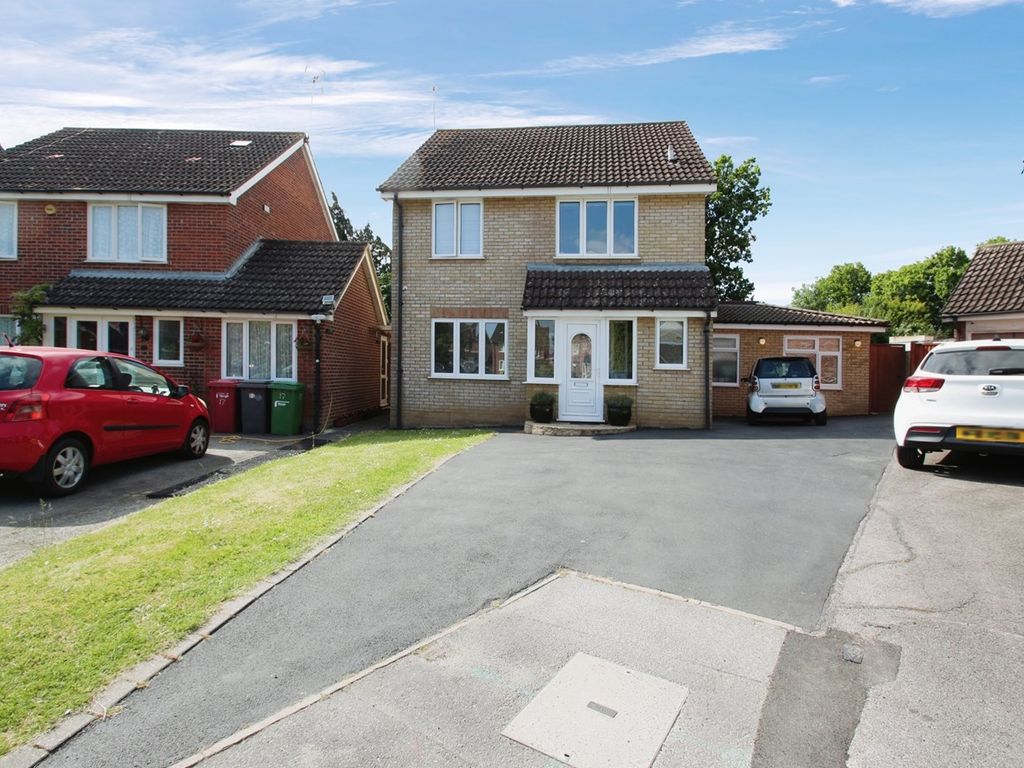 4 bed detached house to rent in Kaywood Close, Langley SL3, £3,000 pcm