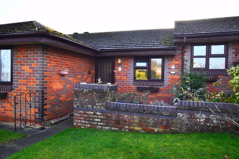 2 bed bungalow for sale in Westbury Lane, Newport Pagnell MK16, £265,000