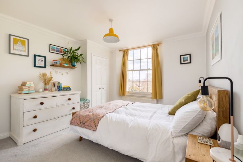 2 bed flat for sale in Westbury Road, Westbury-On-Trym, Bristol BS9, £370,000