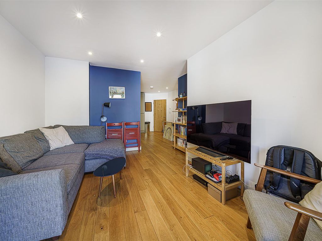 1 bed flat for sale in Knights Hill, West Norwood SE27, £300,000