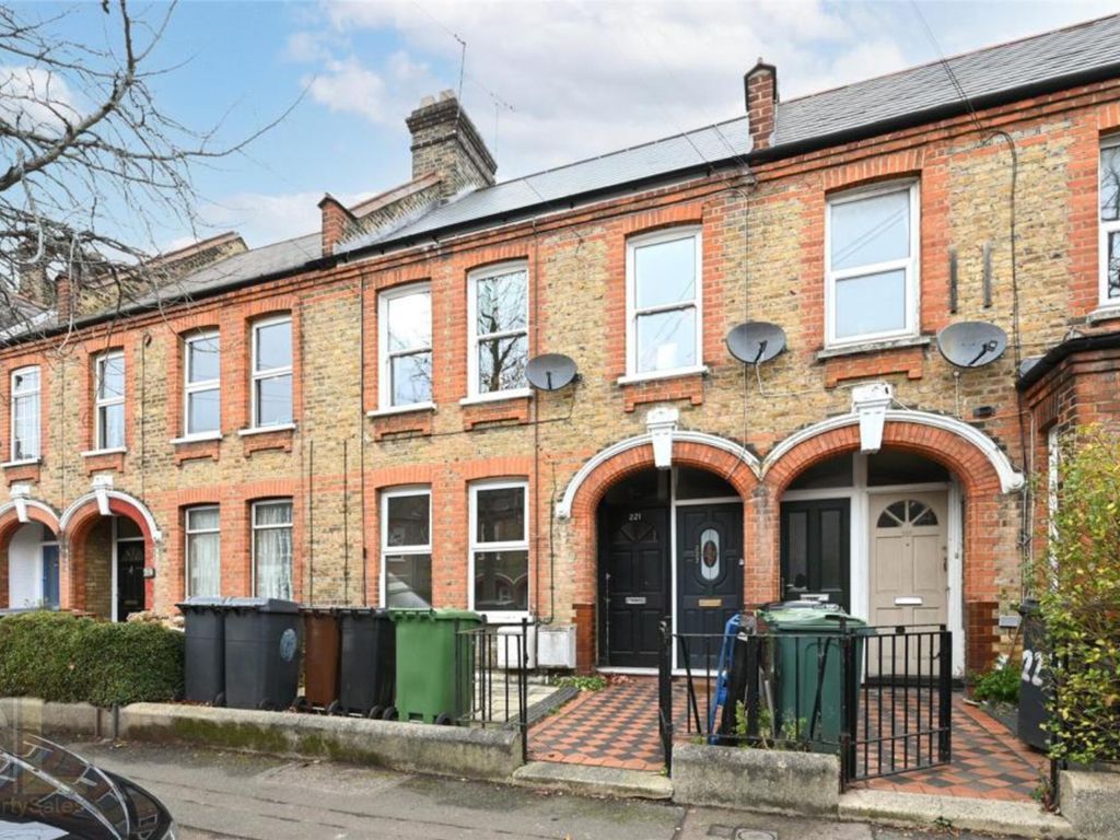 2 bed flat for sale in Brettenham Road, London E17, £430,000