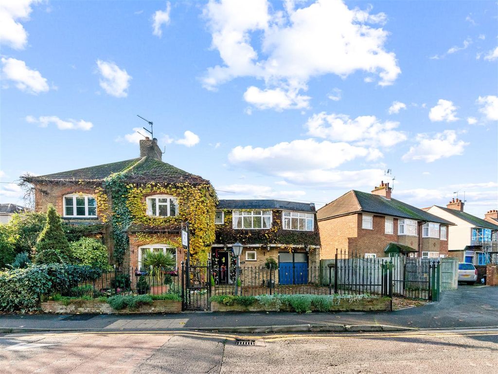 4 bed semi-detached house for sale in Hayes End Road, Hayes UB4, £650,000