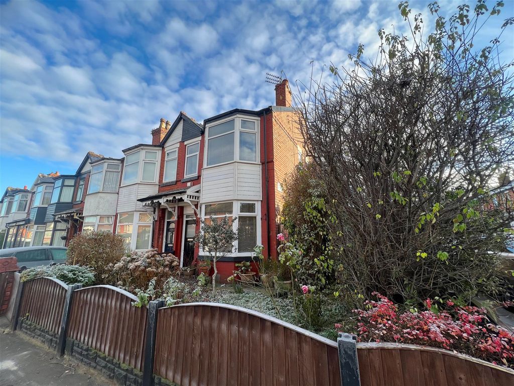 3 bed end terrace house for sale in Broom Lane, Levenshulme, Manchester M19, £270,000