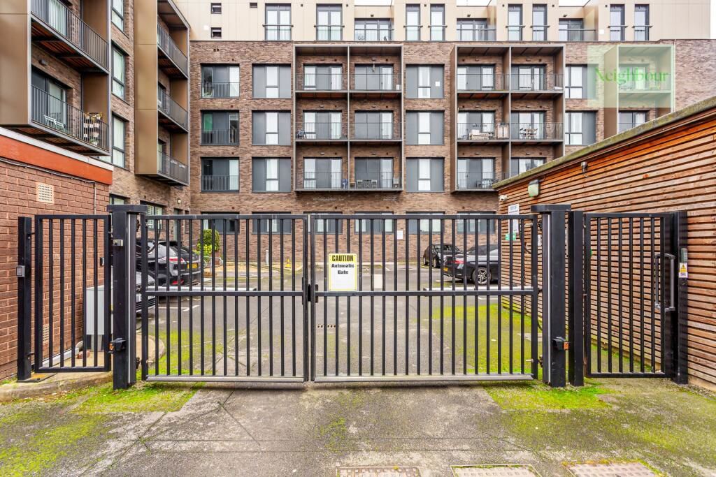 1 bed flat for sale in South End, South Croydon CR0, £180,000