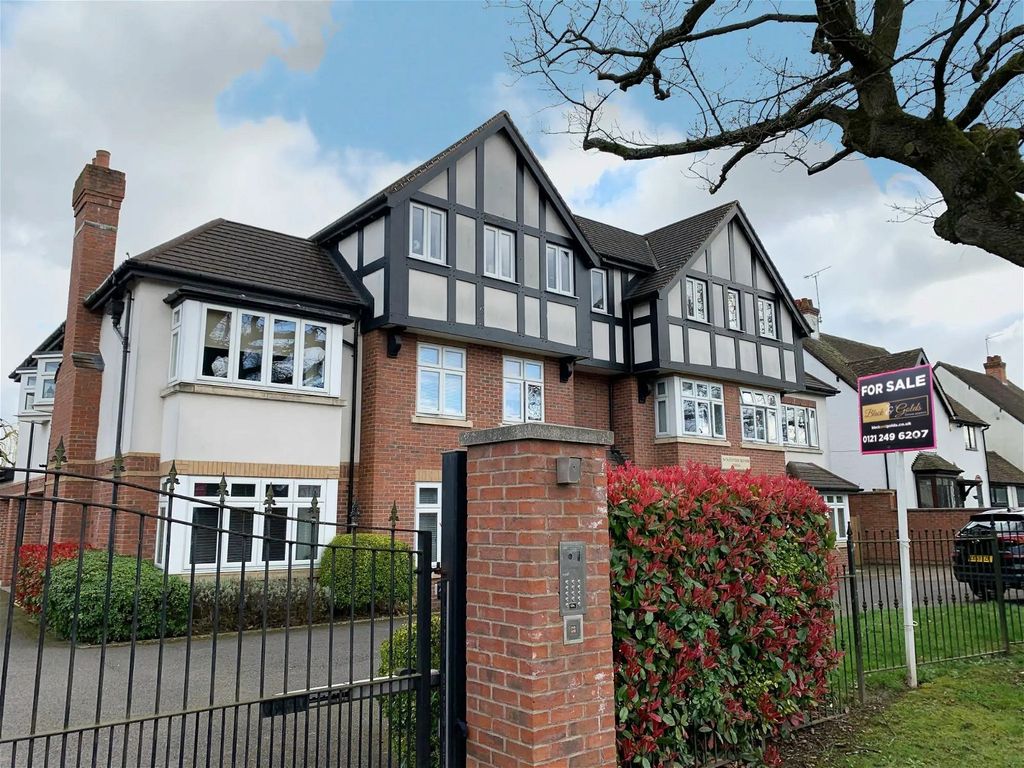 2 bed flat for sale in Blossomfield Road, Solihull B91, £300,000