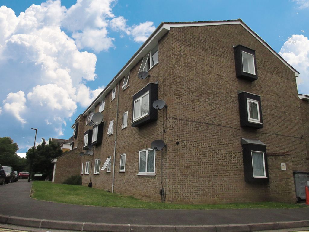 2 bed flat to rent in Old Park Mews, Heston TW5, £1,600 pcm