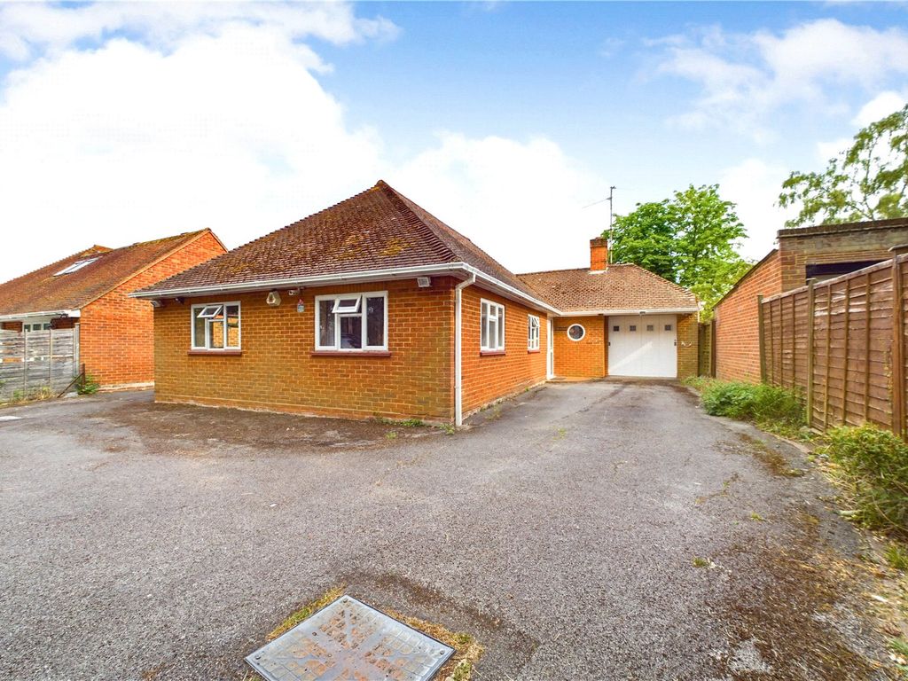 3 bed bungalow to rent in Halls Road, Tilehurst, Reading, Berkshire RG30, £2,250 pcm