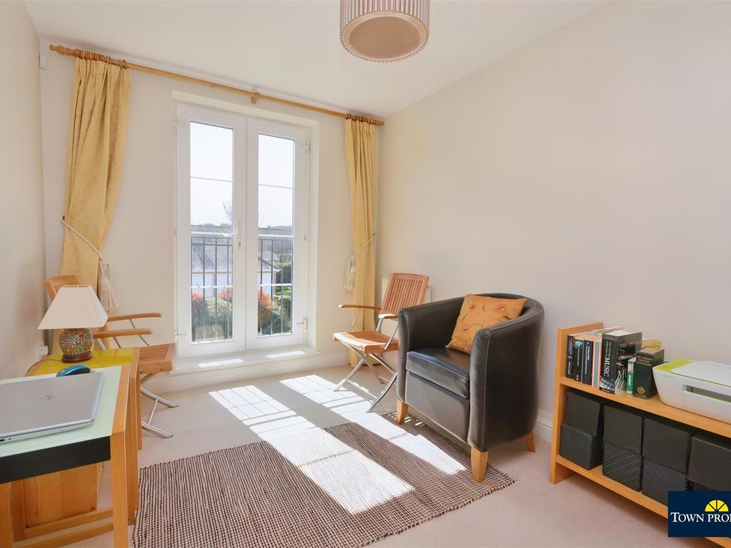 2 bed flat for sale in The Goffs, Eastbourne BN21, £310,000