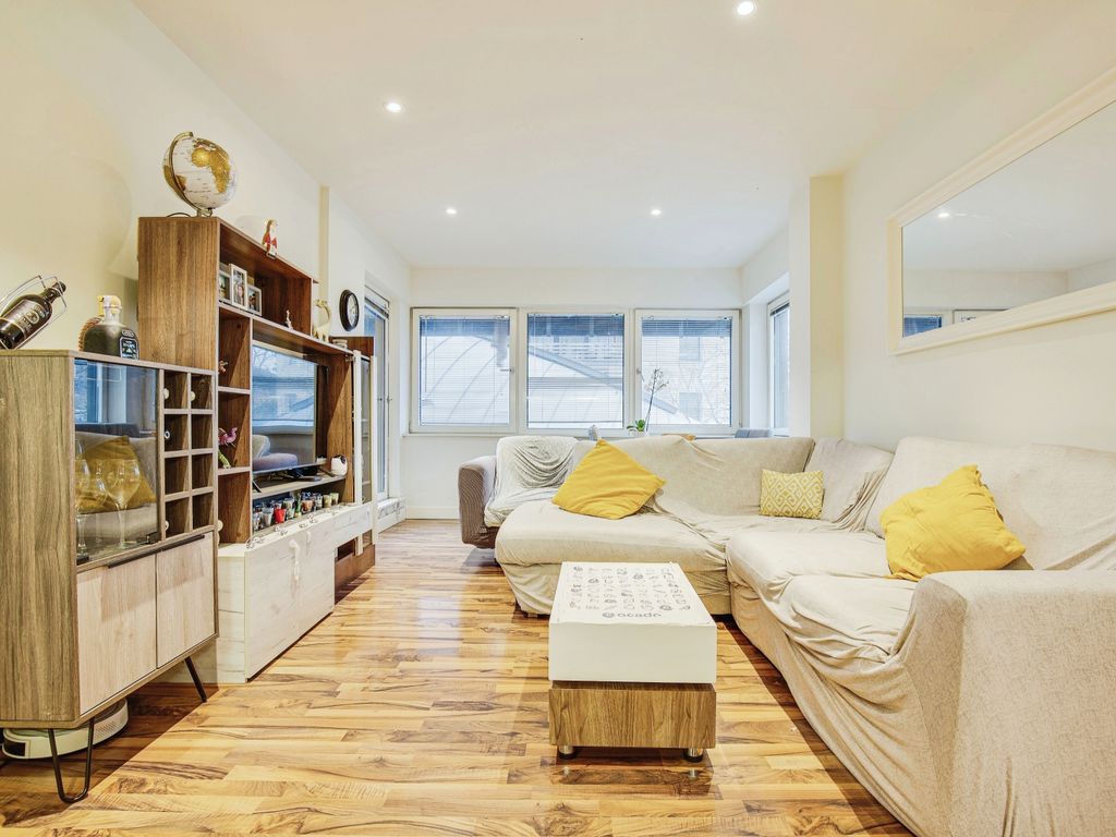 2 bed flat for sale in Hillside, London NW10, £435,000