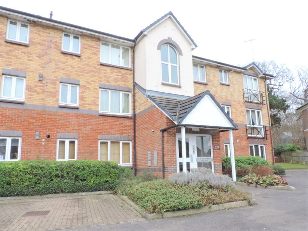 2 bed flat to rent in Parry Drive, Weybridge KT13, £1,350 pcm