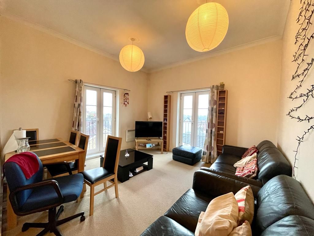 2 bed flat to rent in Bradford Road, Swindon SN1, £1,150 pcm