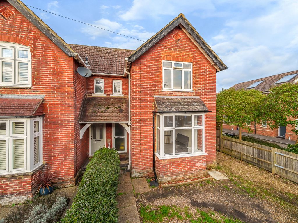 2 bed maisonette for sale in Station Road, Shalford, Guildford GU4, £265,000