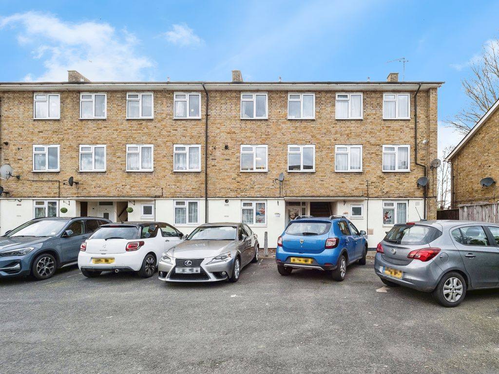 2 bed maisonette for sale in Norton Close, Chingford, London E4, £290,000