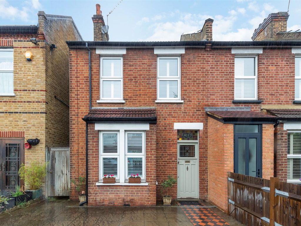 2 bed property for sale in London Road, Morden SM4, £570,000