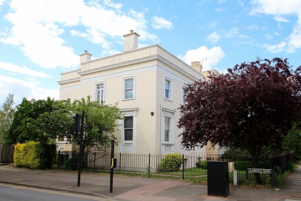 3 bed flat to rent in Clarence Road, Cheltenham, Gloucestershire GL52, £2,150 pcm