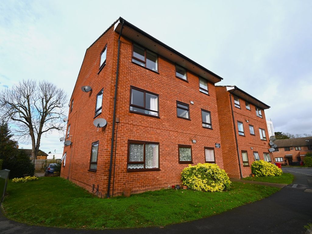 1 bed flat for sale in Kimberley Close, Langley, Berkshire SL3, £204,950