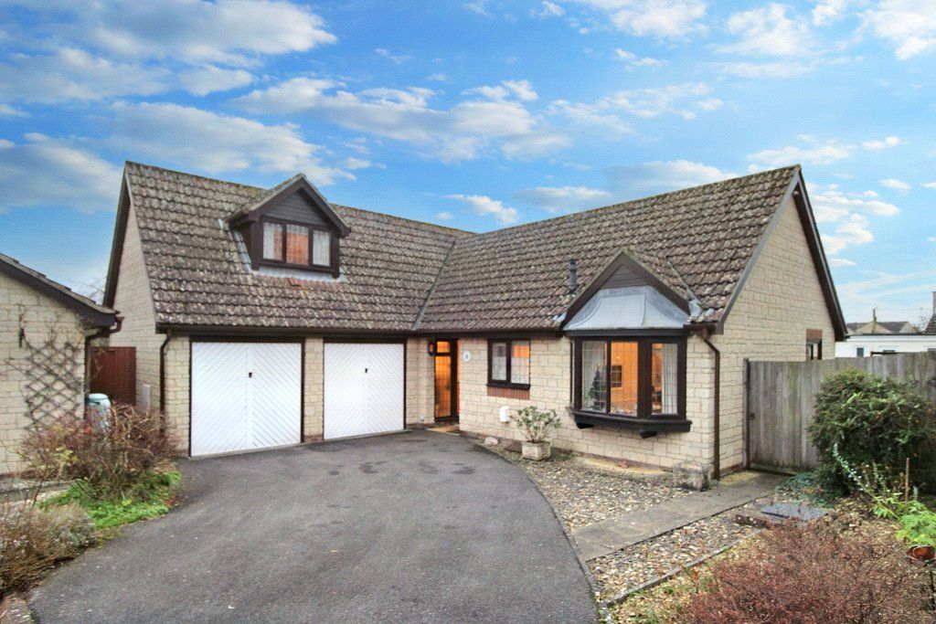 3 bed detached bungalow for sale in The Close, Lydiard Millicent, Wiltshire SN5, £335,000