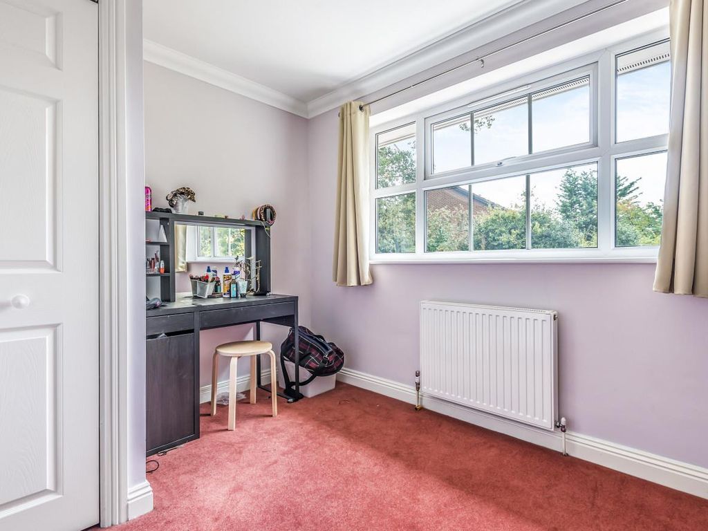 2 bed property to rent in Bloomsbury Way, Blackwater, Camberley GU17, £1,225 pcm