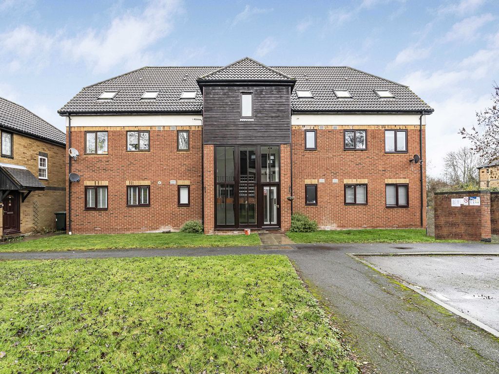 1 bed flat for sale in Heron Drive, Bicester OX26, £160,000