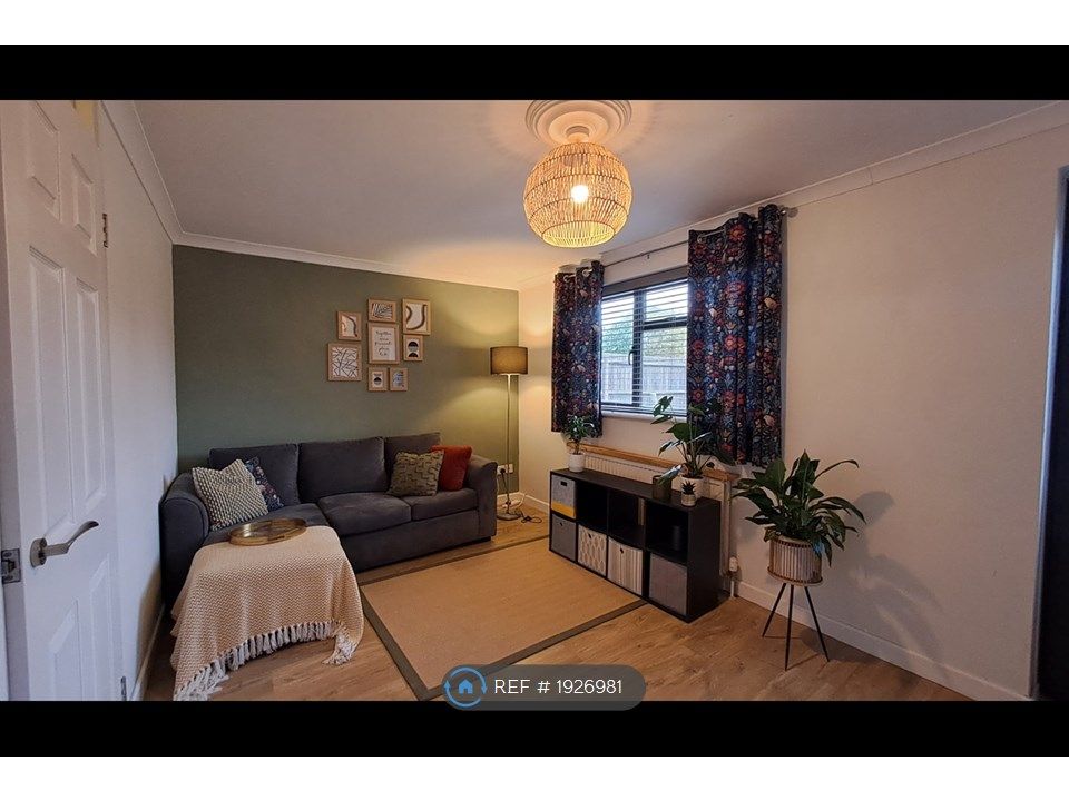 1 bed flat to rent in Claremont Road, Surrey TW18, £1,350 pcm