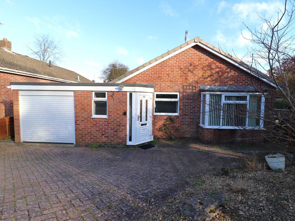 3 bed bungalow for sale in Priorsfield, Marlborough SN8, £450,000