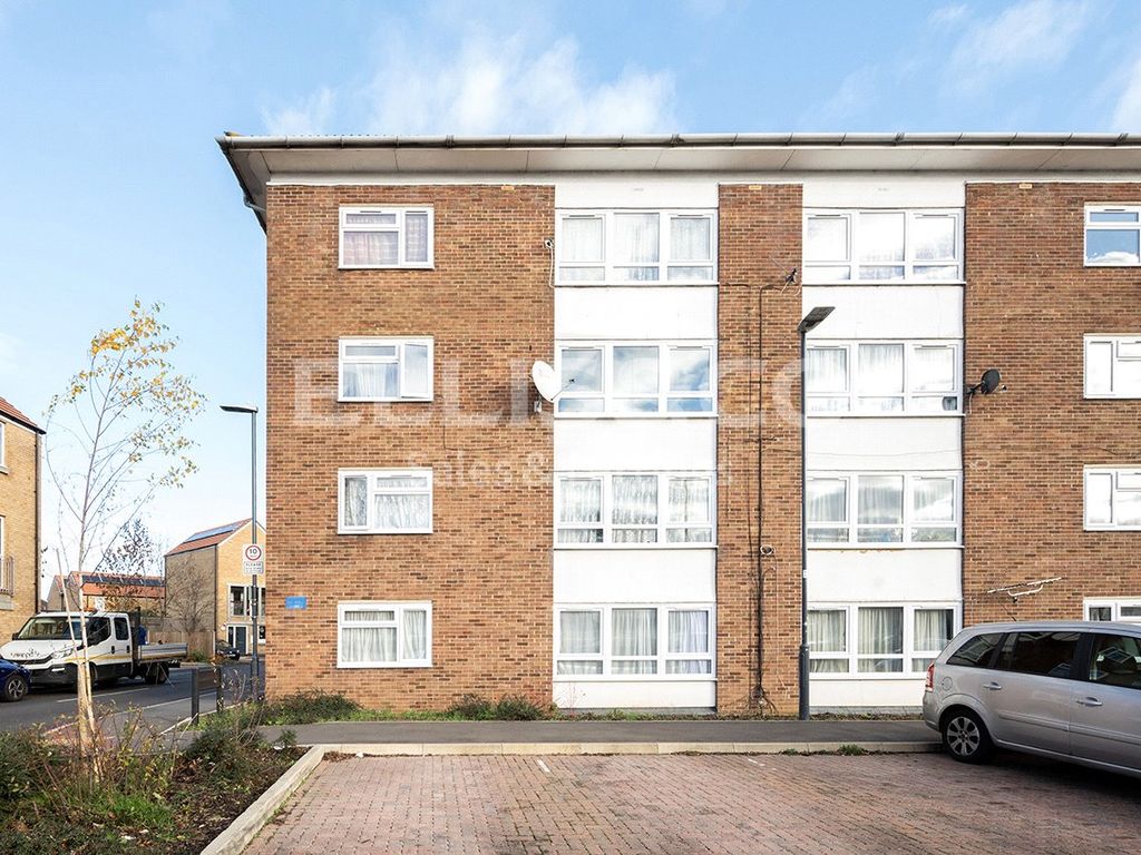 2 bed flat for sale in Chichester Court, Stanmore, Middlesex HA7, £349,950