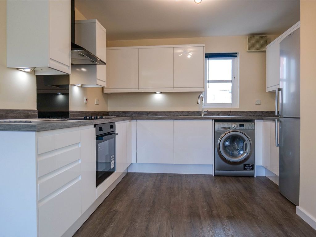 2 bed flat to rent in Kennet Walk, Reading, Berkshire RG1, £1,400 pcm