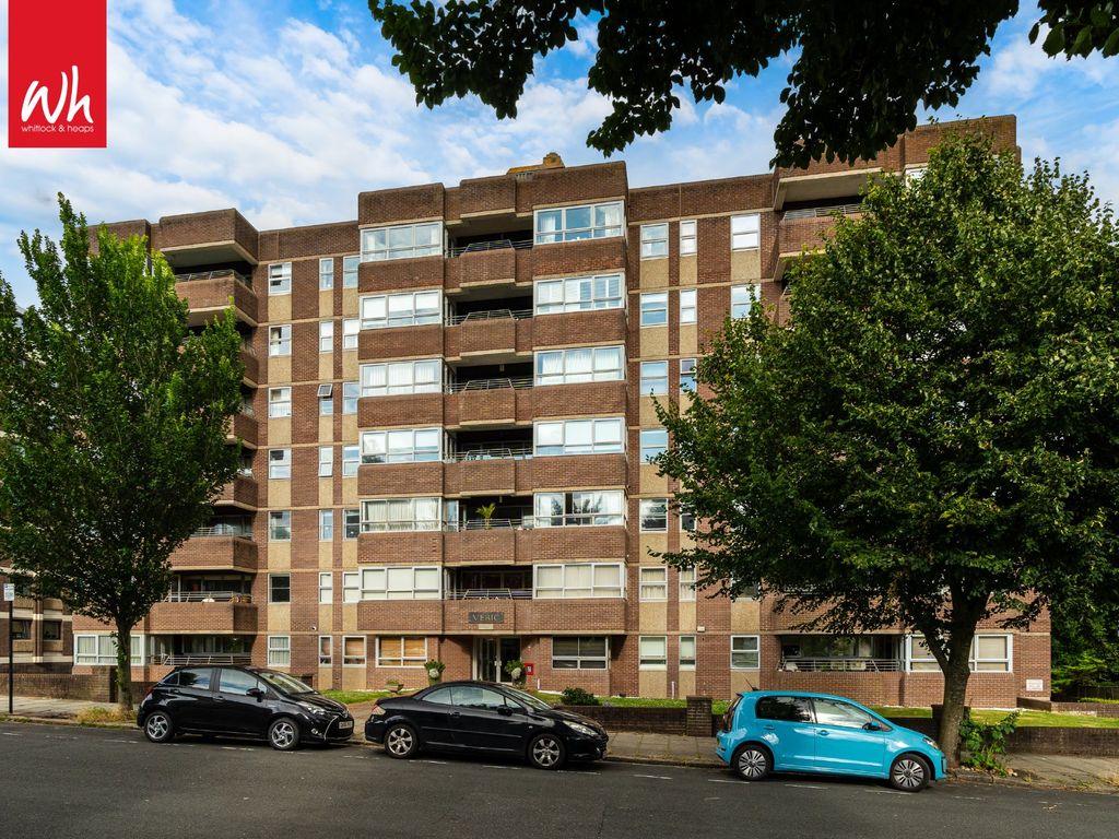 2 bed flat for sale in Eaton Gardens, Hove BN3, £325,000