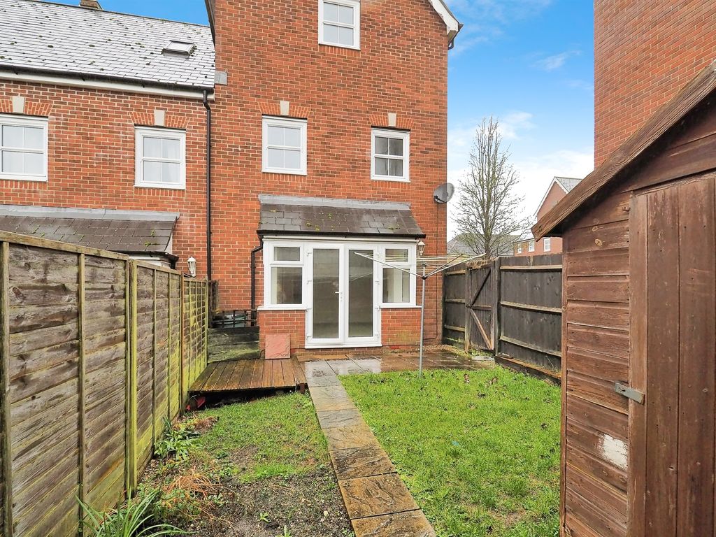 3 bed end terrace house for sale in Avon Place, Salisbury SP1, £305,000