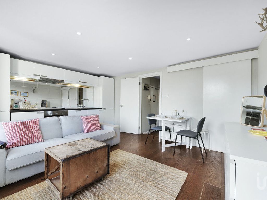 1 bed flat for sale in Upper Street, London N1, £365,000