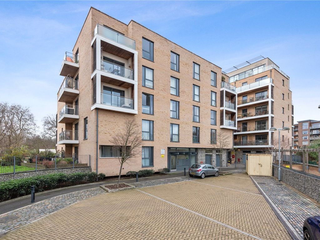 1 bed flat for sale in Essex Wharf, London E5, £450,000