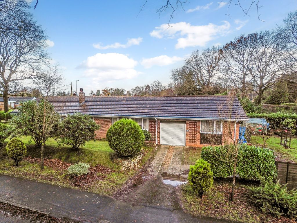 4 bed bungalow for sale in Fairfield Green, Four Marks, Alton, Hampshire GU34, £600,000