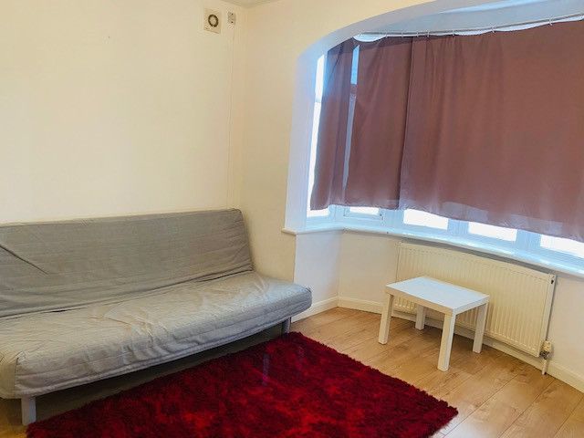 Studio to rent in Park Avenue, London NW10, £1,000 pcm