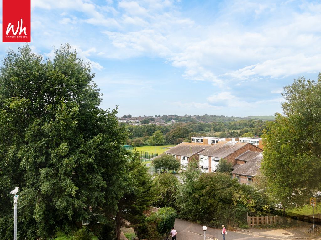 2 bed flat for sale in Hangleton Road, Hove BN3, £240,000