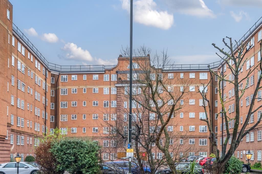 2 bed flat for sale in Stamford Court W6,, £550,000