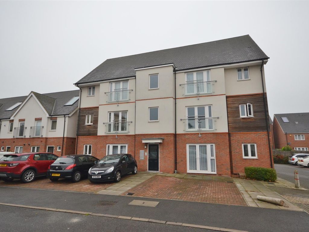 2 bed flat to rent in Digby Close, Luton LU4, £1,300 pcm