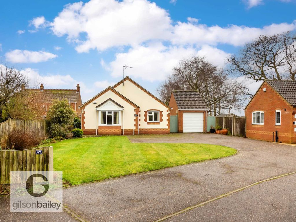 3 bed detached bungalow for sale in South Walsham Road, Acle NR13, £450,000