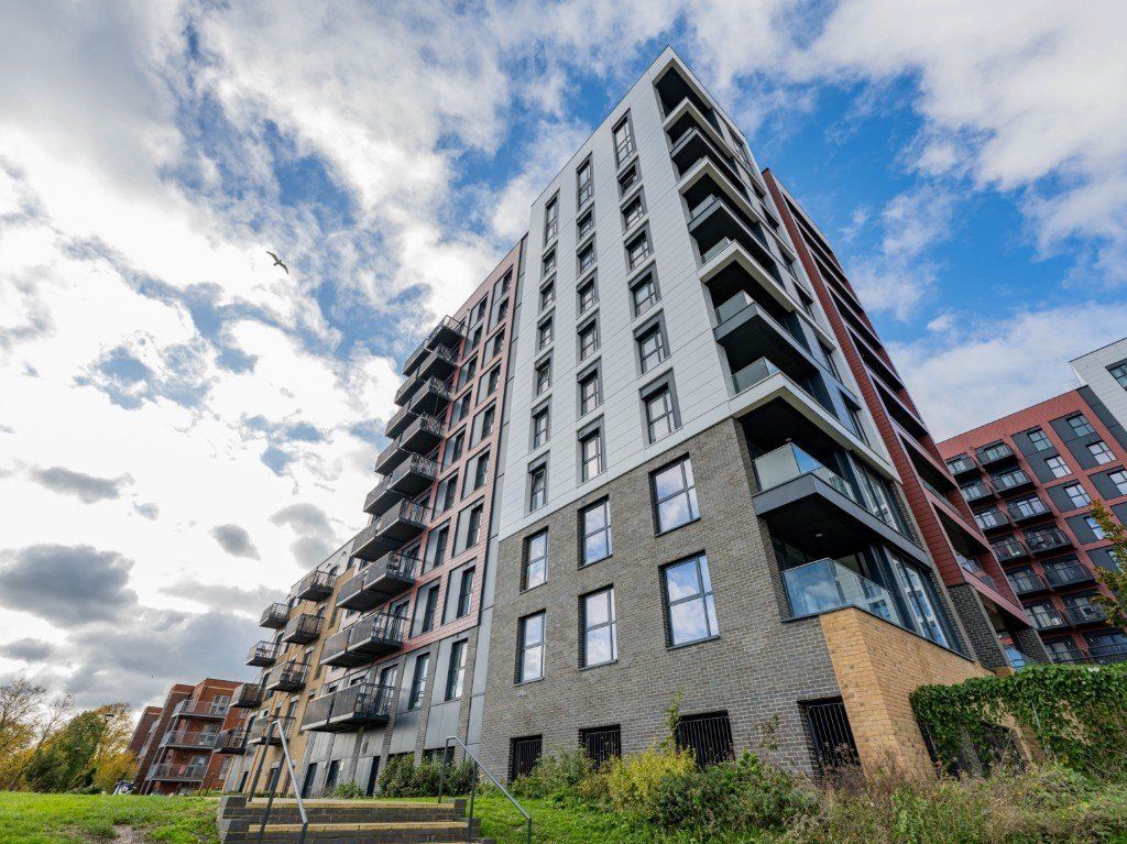 2 bed flat for sale in Meridian Way, Southampton SO14, £270,000