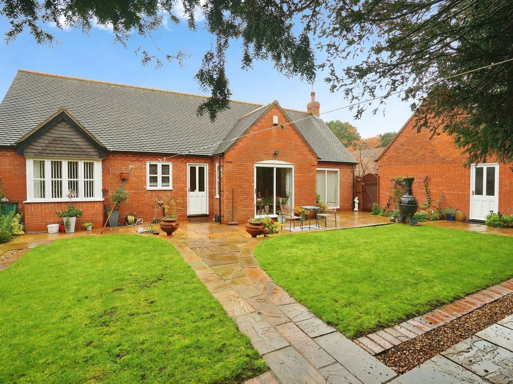 3 bed detached bungalow for sale in Holly Court, Aston-On-Trent, Derby DE72, £435,000