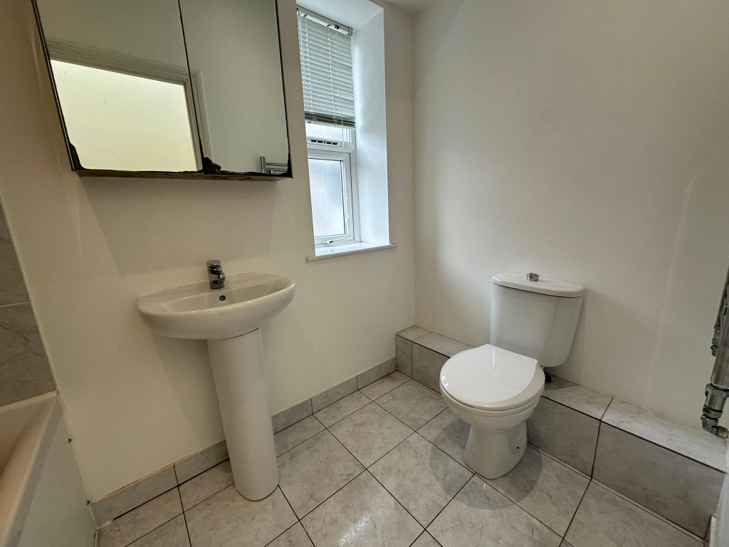 2 bed maisonette for sale in B Ombersley Road, Newport, Gwent NP20, £139,999