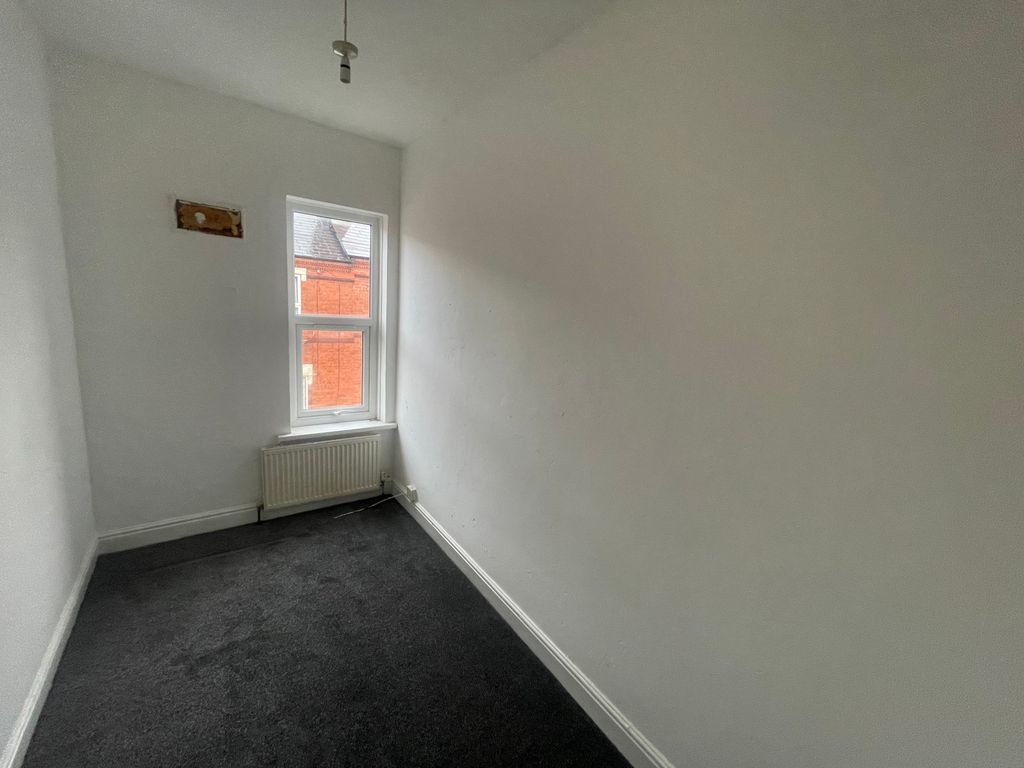 3 bed terraced house to rent in Bernard Street, West Bromwich B71, £950 pcm