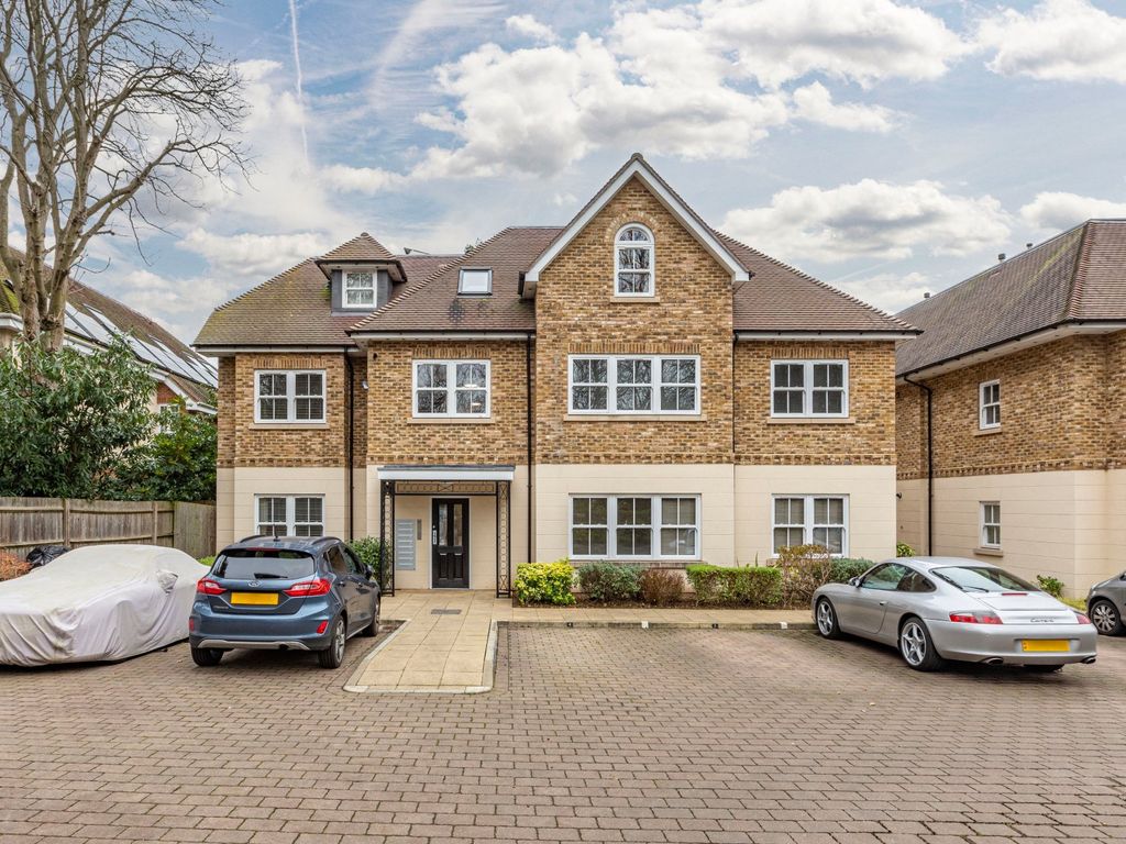 2 bed flat for sale in Woodham, Surrey KT15, £410,000