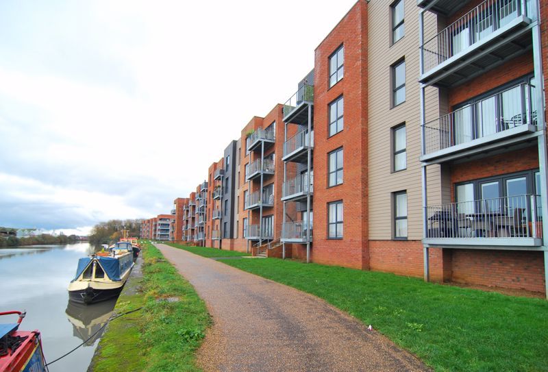 2 bed flat for sale in Hobbs Way, Gloucester GL2, £275,000