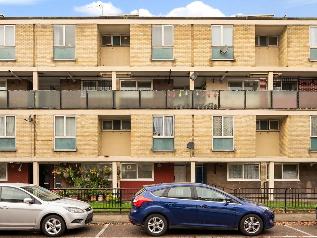 2 bed flat for sale in Smithy Street, London E1, £440,000