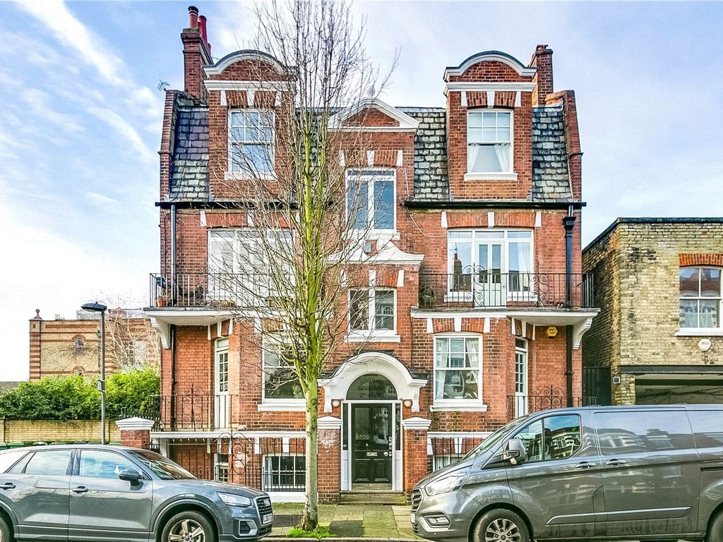 2 bed flat for sale in Arundel Terrace, London SW13, £700,000