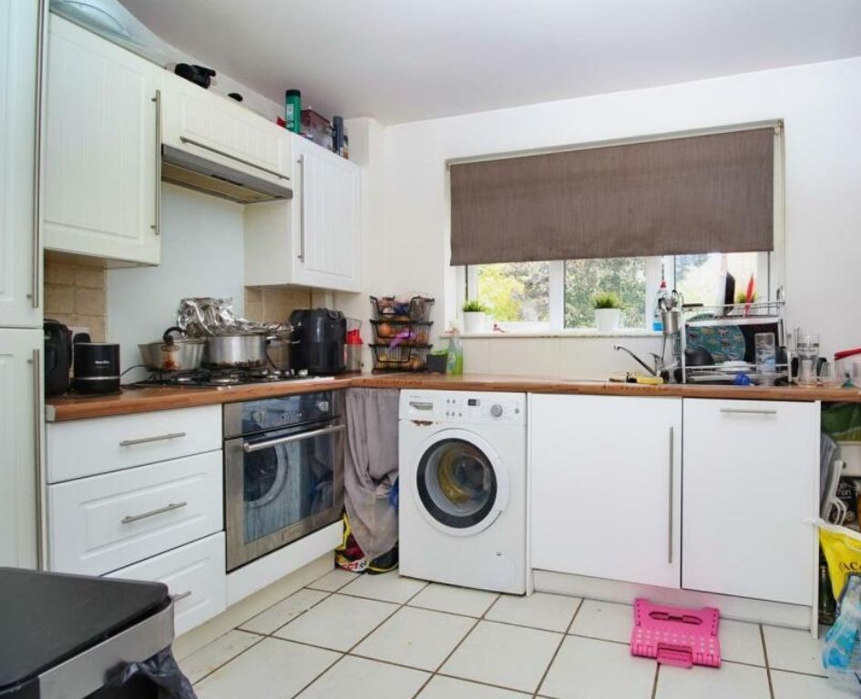 2 bed flat for sale in Juniper Close, Broxbourne EN10, £250,000