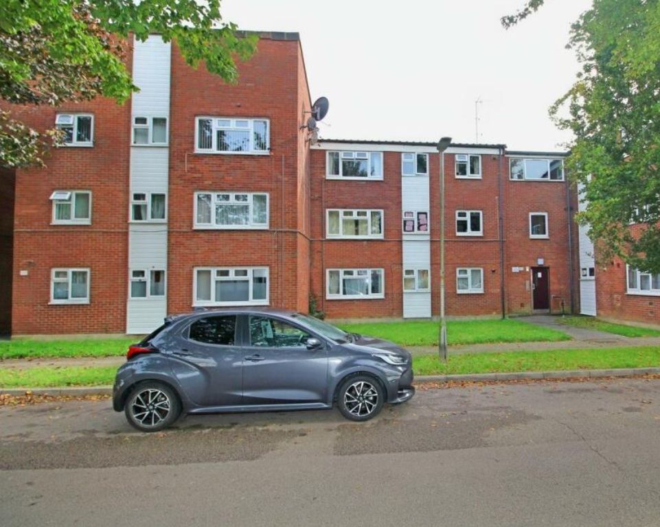 2 bed flat for sale in Juniper Close, Broxbourne EN10, £250,000